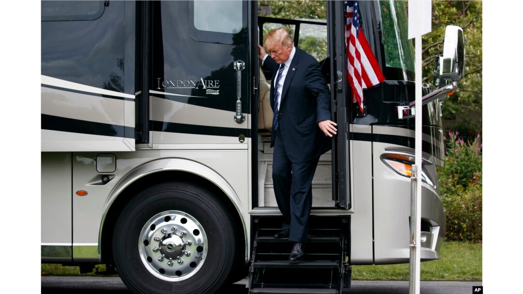 El presidente Donald Trump revisa una exhibición de una "Muestra de productos Made in America" en la Casa Blanca, el lunes 23 de julio de 2018, en Washington. (AP Photo / Evan Vucci)