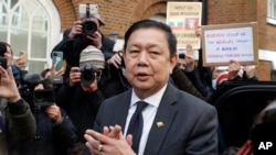 缅甸驻英国大使佐绥敏（Kyaw Zwar Minn）在缅甸驻伦敦大使馆外对媒体发表讲话。（2021年4月28日）