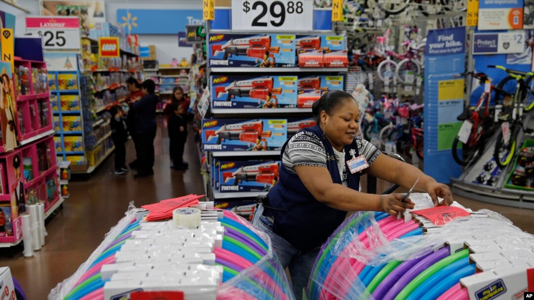 Archivo - Trabajadora de Walmart etiqueta productos, en una tienda de Las Vegas, Nevada.