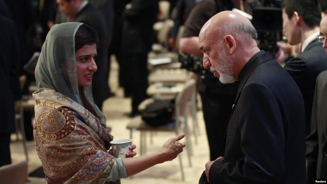 Pokiston Tashqi ishlar vaziri Xina Rabboniy Xar (chapda) Afg'oniston prezidenti Hamid Karzay bilan Chikagoda NATO sammiti doirasida suhbatlashmoqda, 21-may, 2012-yil.