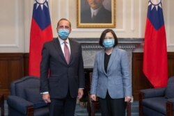 台湾总统蔡英文（右)2020年8月10日在总统府与来访的美国卫生部长阿扎尔合影 （台湾总统府提供)