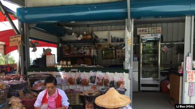 花農吳永濬一家老少在店舖裡忙碌（美國之音記者黎堡攝）