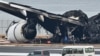 日本官员在羽田机场查看被烧毁的日本航空的空客客机的残骸。（2024年1月3日） 