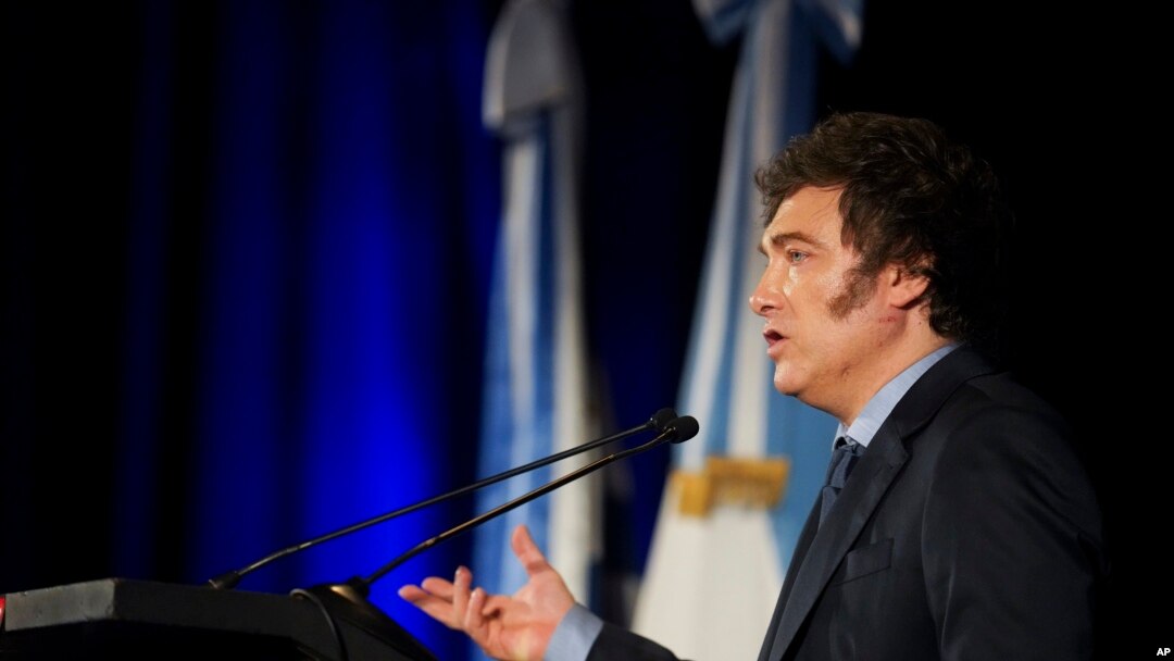 ARCHIVO - El presidente de Argentina, Javier Milei, habla en la Asociación de Líderes de Marketing en Montevideo, Uruguay, el viernes 6 de diciembre de 2024.