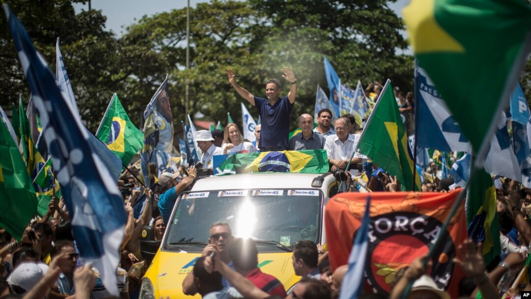 Aecio Neves, Brazilian Social Democracy Party presidential candidate, top center, greets supporters while campaigning at Copacabana beach in Rio de Janeiro, Brazil, Oct. 19, 2014. 