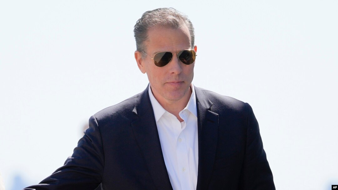 Hunter Biden se dirige al avión presidencial en el Aeropuerto Internacional John F. Kennedy, el 29 de marzo de 2024, en Nueva York. 