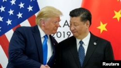 资料照片：在日本大阪举行的二十国集团(G20)领导人峰会上，时任美国总统唐纳德·特朗普与中国国家主席习近平在双边会谈开始时举行会晤。(2019年6月29日)