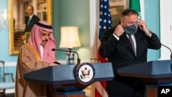 El príncipe saudIta Faisal bin Farhan ofrece una conferencia de prensa junto al secretario de Estado, Mike Pompeo, el 14 de octubre de 2020 en Washington DC..