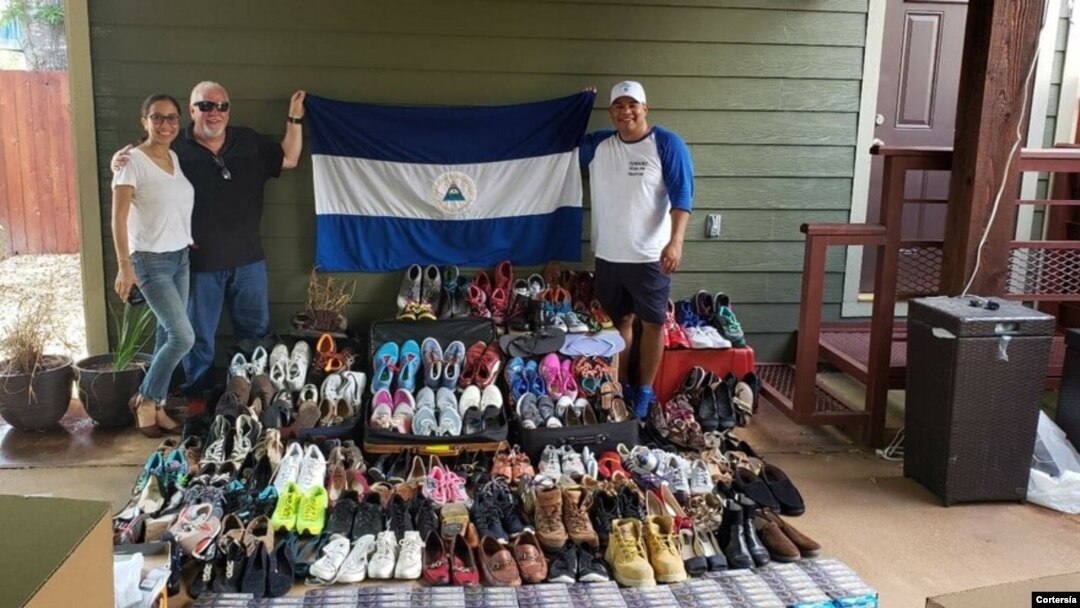 Manuel Prado, presidente de Funadec, en una de las labores de envíos de que la organización hace en solidaridad con inmigrantes, principalmente de Nicaragua, y de los que se han beneficiado también venezolanos y cubanos. Foto de archivo de 2019.