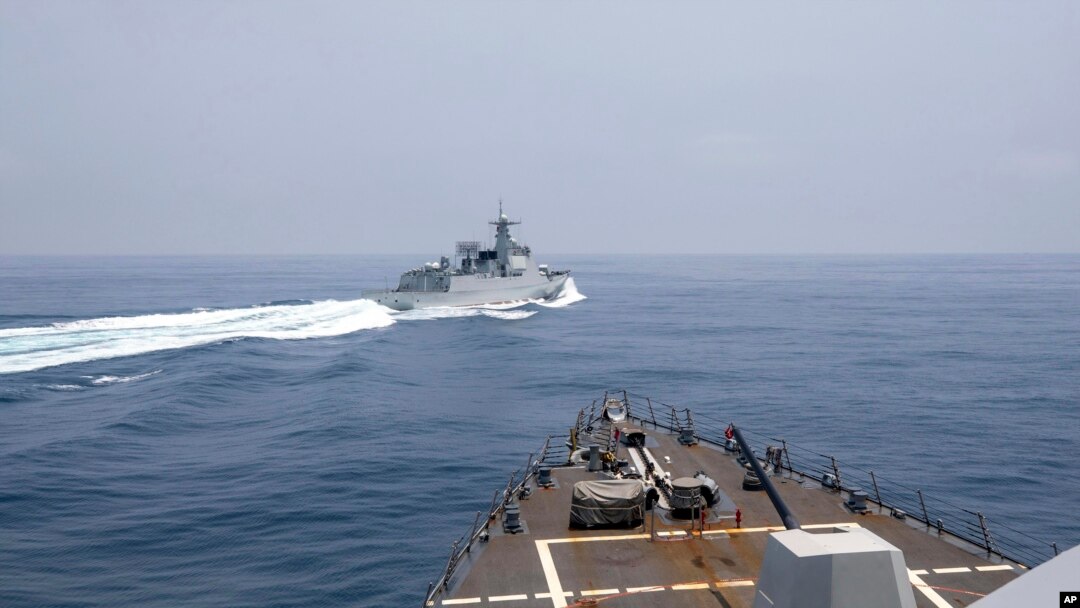 美國海軍公佈的照片顯示，美軍飛彈驅逐艦「鐘雲號」（USS Chung-Hoon）2023年6月3日在台灣海峽國際海域穿梭時，一艘中國軍艦在前方危險行駛。