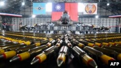 一架美製F-16V 戰機及相關軍備在台灣南部嘉義的一個軍事基地展示。（2020年1月15日）