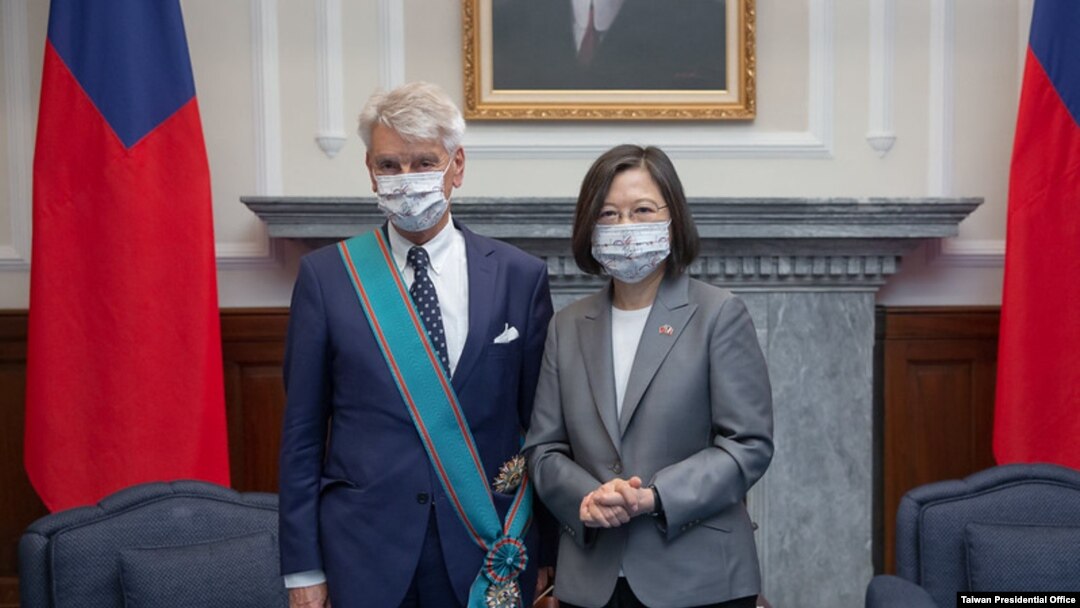 資料照片：台灣總統府提供的照片顯示台灣總統蔡英文在台北頒授法國參議院友台小組主席李察“特種大綬卿雲勳章” 。 （2021年10月7日)
