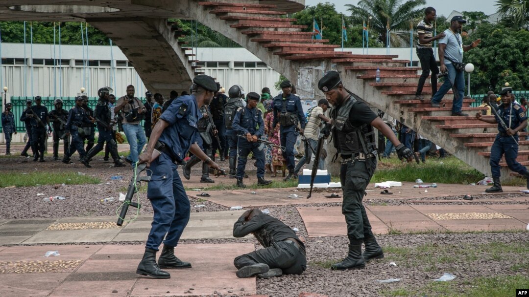 Bapoliciers bazali kobeta moko na balandi ya candidat Martin Fayulu liboso Cour constitutionnelle, Kinshasa, le 12 janvier 2019.