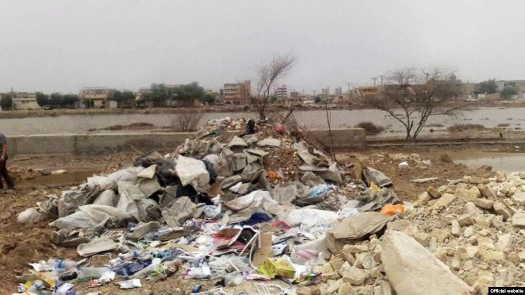 انباشت نخاله در مقابل سازه سیمانی نشان دهنده گور دسته جمعی اعدام شدگان ۶۷ در اهواز