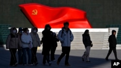 资料照片：人们走过北京中国共产党历史展览馆的中共党旗雕塑。(2025年1月14日)