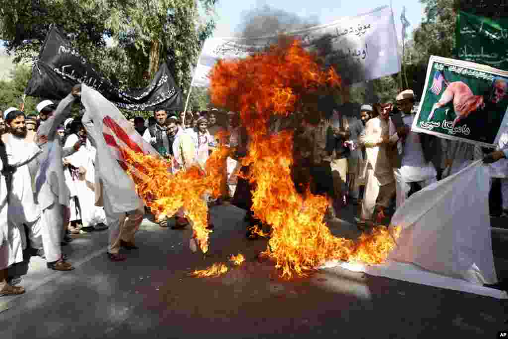 Afg&#39;onistonning Nangarhor viloyatida talabalar Amerika bayrog&#39;ini yoqmoqda, 19-sentabr, 2012-yil.