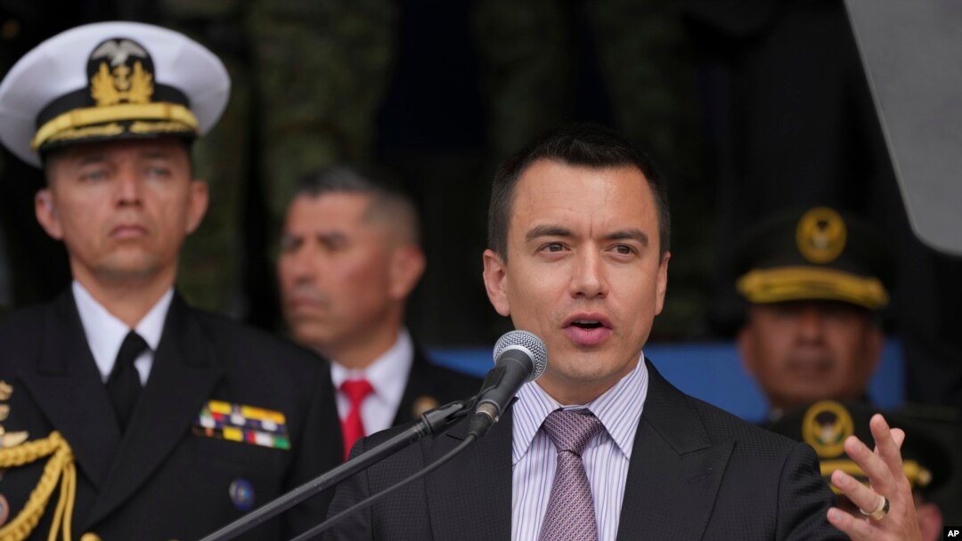 El presidente de Ecuador, Daniel Noboa, habla durante una ceremonia de entrega de equipos a la policía, en la Escuela de policía Gral. Alberto Enríquez Gallo en Quito, Ecuador, 22 de enero de 2024.