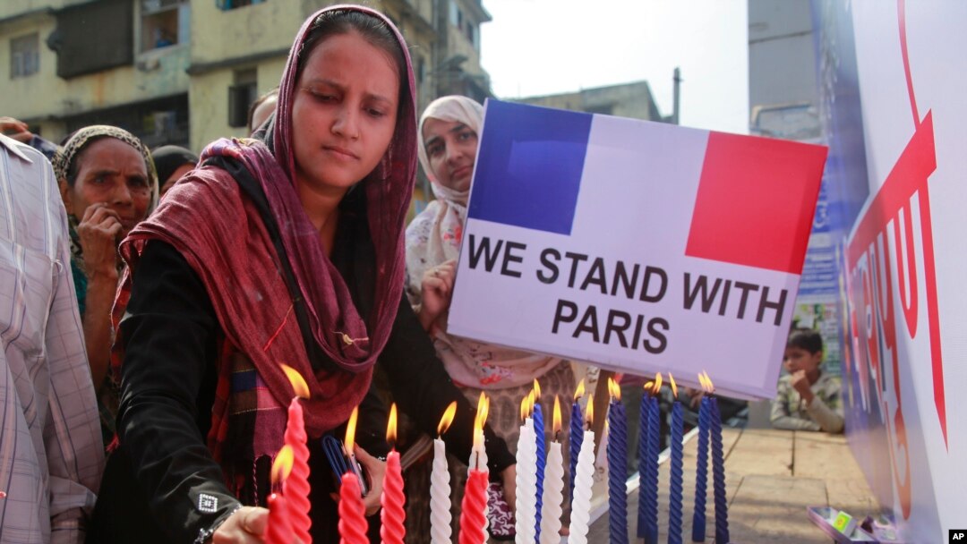 La solidaridad con los franceses se mostró de diferentes formas en todo el mundo