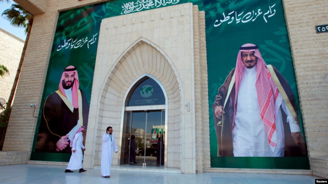 Qirol Salmon bin Abdulaziz va valiahd shahzoda Muhammad bin Salmon suratlari aks etgan bino, Riyod, Saudiya Arabistoni, 9-noyabr, 2017-yil.