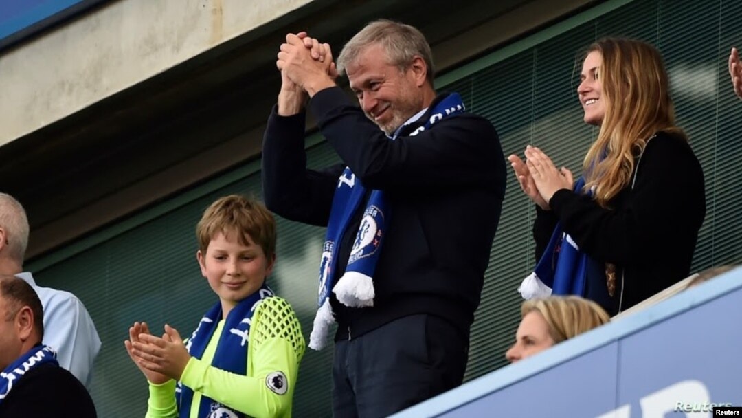 El propietario del Chelsea, Roman Abramovich, aplaude a los aficionados después de ganar la Premier League. [Foto de archivo]