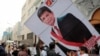 Partidarios del candidato de izquierda Pedro Castillo, portan una pancarta del aspirante a la presidencia del Perú en una manifestación pública en Lima el 7 de junio de 2021.