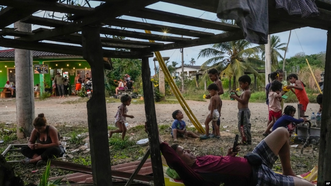 ARCHIVO: Migrantes esperan en un albergue en Palenque, Panamá, el 26 de febrero de 2025. 