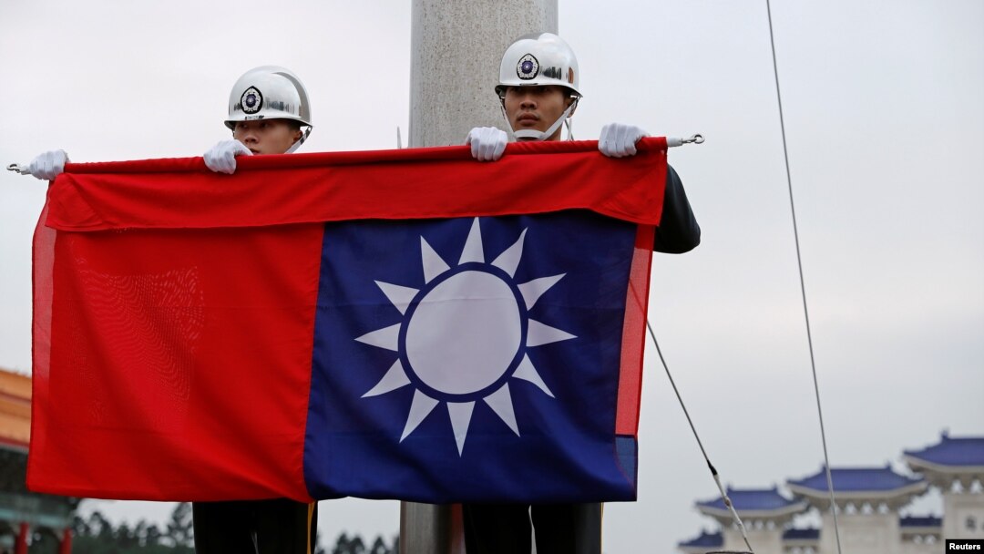 台灣士兵在台北中正紀念堂前舉行升旗儀式。（2019年1月22日）