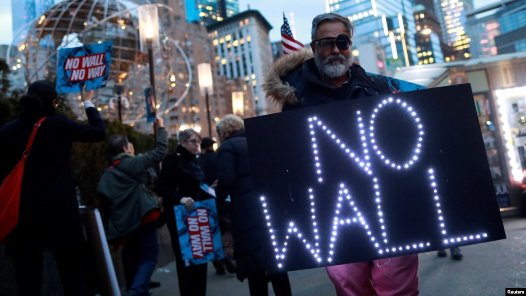 Manifestantes protestaron contra la declaración del presidente de EE. UU. Donald Trump de emergencia nacional para construir un muro fronterizo. La protesta se produjo en el Trump International Hotel & Tower en Manhattan, Nueva York, el 15 de febrero de 2019.