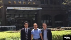 广州律师陈进学(右)在酒店前与冯崇义(中)留念 (来自陈进学律师推特图片）