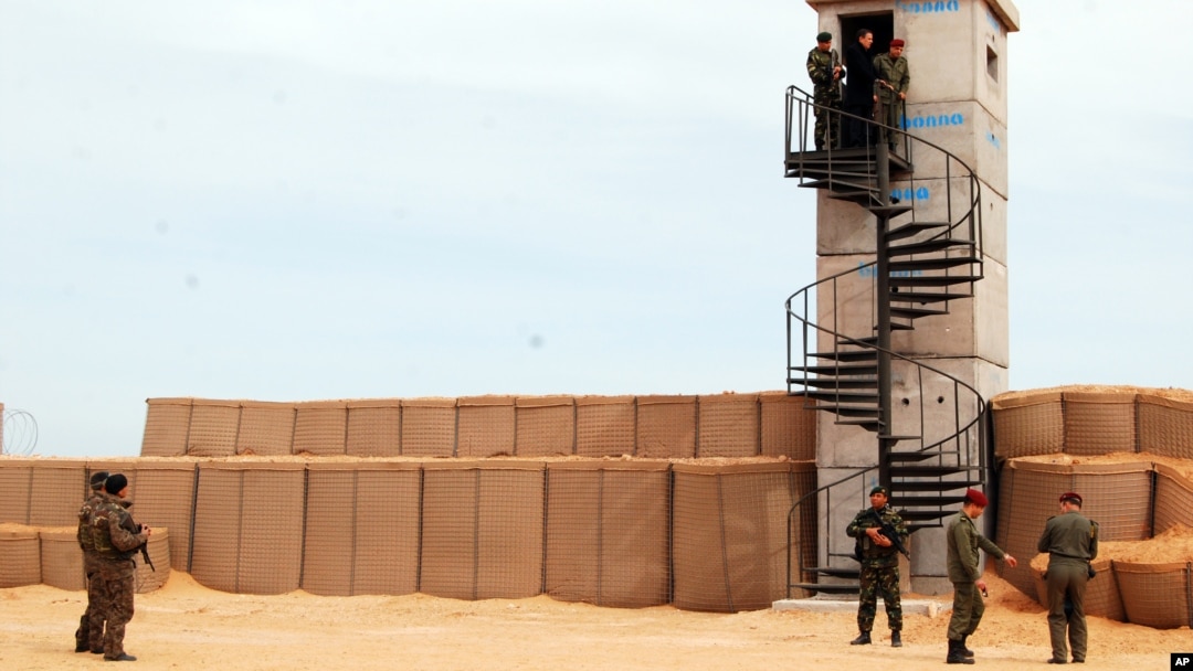 Tunisian soldiers take part in a presentation of the anti-jihadi fence near Ben Guerdane, eastern Tunisia, close to the border with Libya, Feb. 6, 2016.