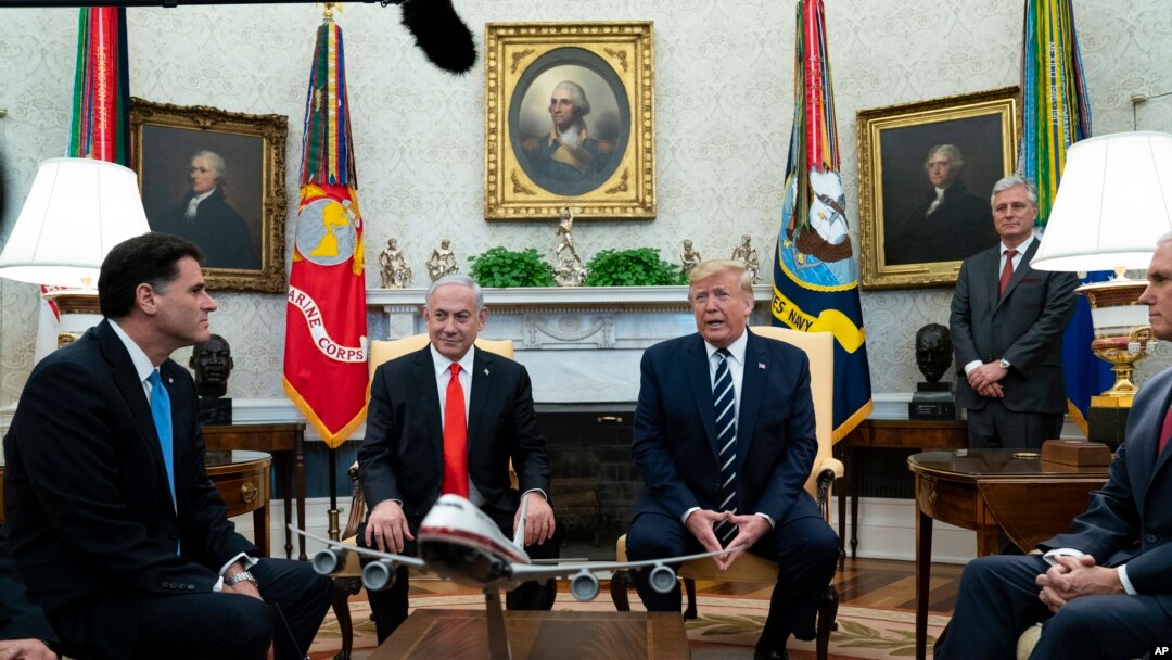 El presidente Donald Trump habla durante una reunión con el primer ministro israelí Benjamin Netanyahu en la Oficina Oval en la Casa Blanca en Washington el lunes, 27 de enero de 2020.