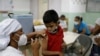 Un niño en Venezuela recibe una dosis de la vacuna contra el coronavirus de Sinopharm el 9 de diciembre de 2021.