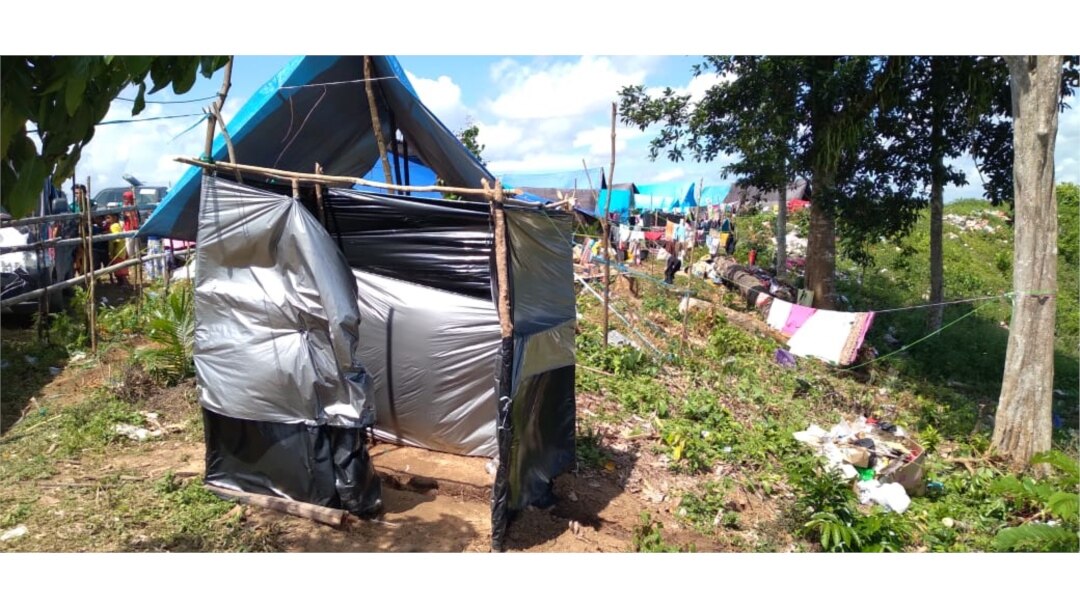 Emergency public toilets made around the refugee camps in the palm oil plantation area of the village of Maipi, Masamba, North Luwu (July 23, 2020) Photo: Zwaeb Laibe / SAR Mapala Muhammadiyah Indonesia