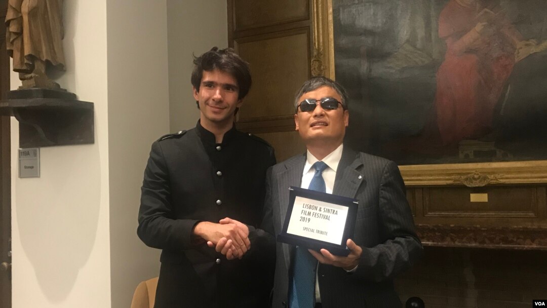 葡萄牙里斯本和埃斯托利爾電影節“反抗”論壇活動主辦人布蘭柯（Juan Branco）（左）在美國天主教大學為中國人權活動人士陳光誠（右）授予特別貢獻獎（2019年10月31日）。