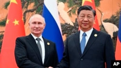 中国国家主席习近平2023年10月18日与到访的俄罗斯总统普京会面。（美联社）