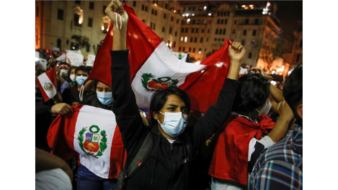 La gente reacciona, en Lima, después de que Francisco Sagasti, del Partido Morado, fuera elegido presidente interino de Perú por el Congreso.