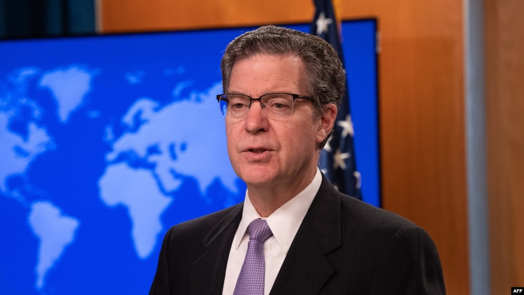 美國負責國際宗教自由事務的無任所大使薩姆•布朗貝克(Sam Brownback)指中共無權決定達賴喇嘛繼任者。