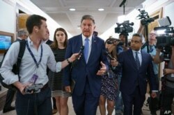 El senador Joe Manchin, presidente del Comité Senatorial de Energía y Recursos Naturales, habla con los reporteros cuando llega a una audiencia sobre las necesidades de infraestructura del sector energético de los Estados Unidos.