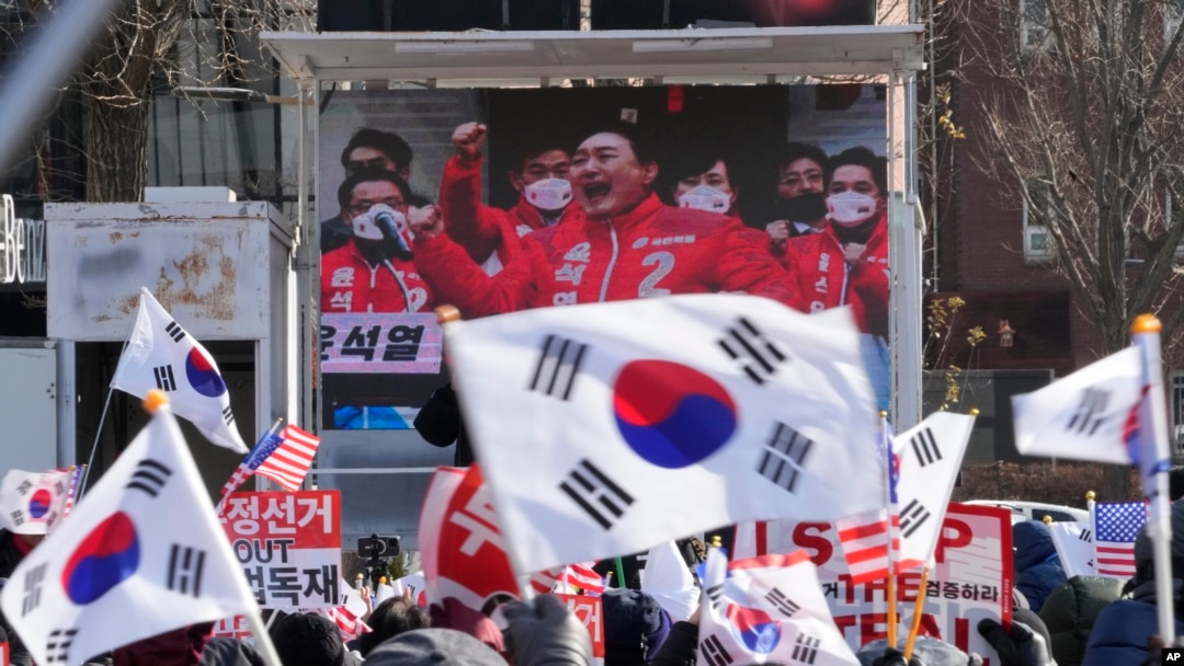 南韓總統尹錫悅的支持者2025年1月7日在總統官邸附近舉行集會，大螢幕上顯示尹錫悅的資料圖。
