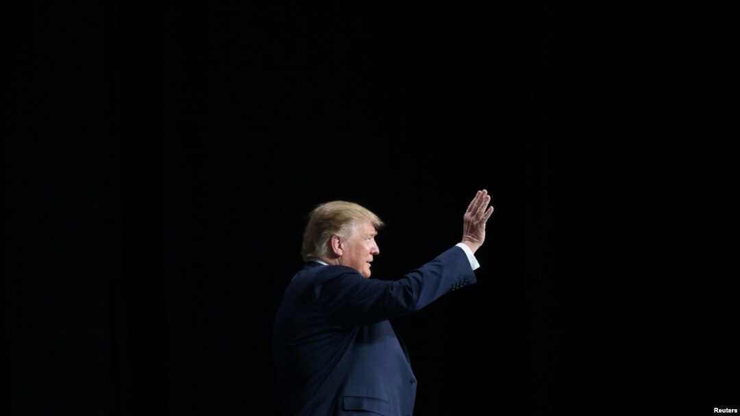 El presidente Donald Trump saluda a los asistentes a una asamblea organizada por la Asociación Nacional del Rifle, en Indiana, Indianápolis, el 26 de abril de 2019.