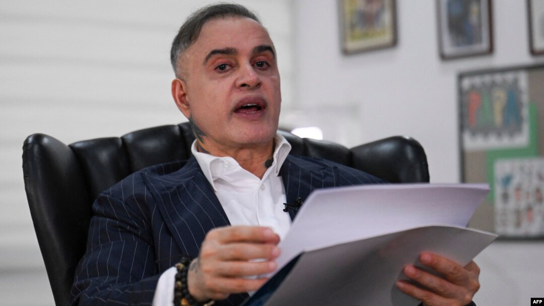 El fiscal general de Venezuela, Tarek William Saab, habla durante una entrevista con AFP en Caracas el 11 de noviembre de 2024. (AFP/Juan Barreto)