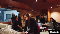 María Carolina Santana, ingeniera de sonido venezolana de 31 años, en plena tarea de producción. Foto cortesía de María Carolina Santana.