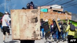 Manifestantes chocan con la policía antidisturbios durante una protesta contra el gobierno del presidente colombiano Iván Duque, en Facatativá, Colombia, el 31 de mayo de 2021.