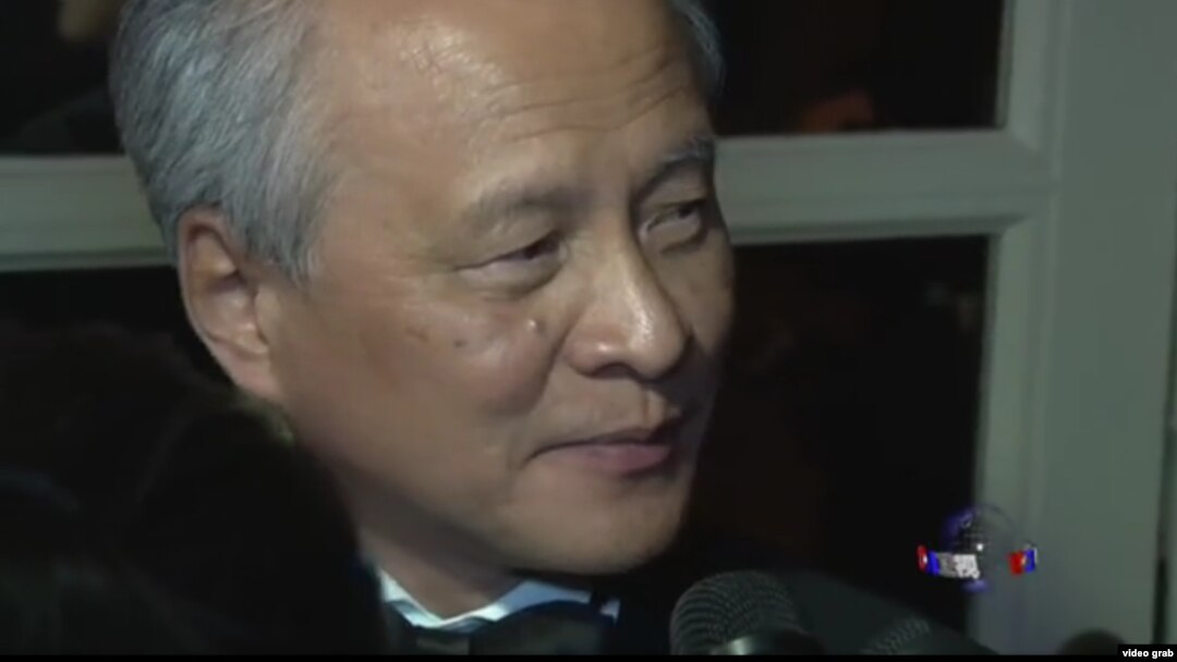 中國駐美大使崔天凱與美國之音記者拉蒙交談 （視頻截圖）