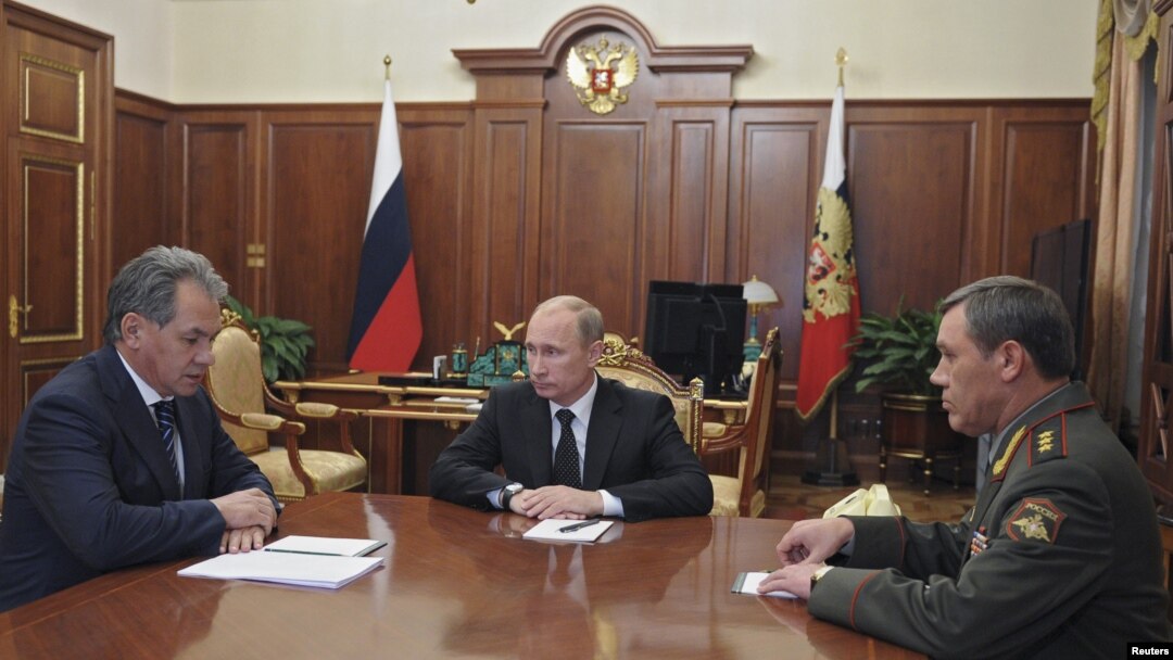 Prezident Putin general Gerasimov (o'ngdan) va Mudofaa vaziri Sergey Shoigu bilan, Kreml, Moskva, 9-noyabr, 2012