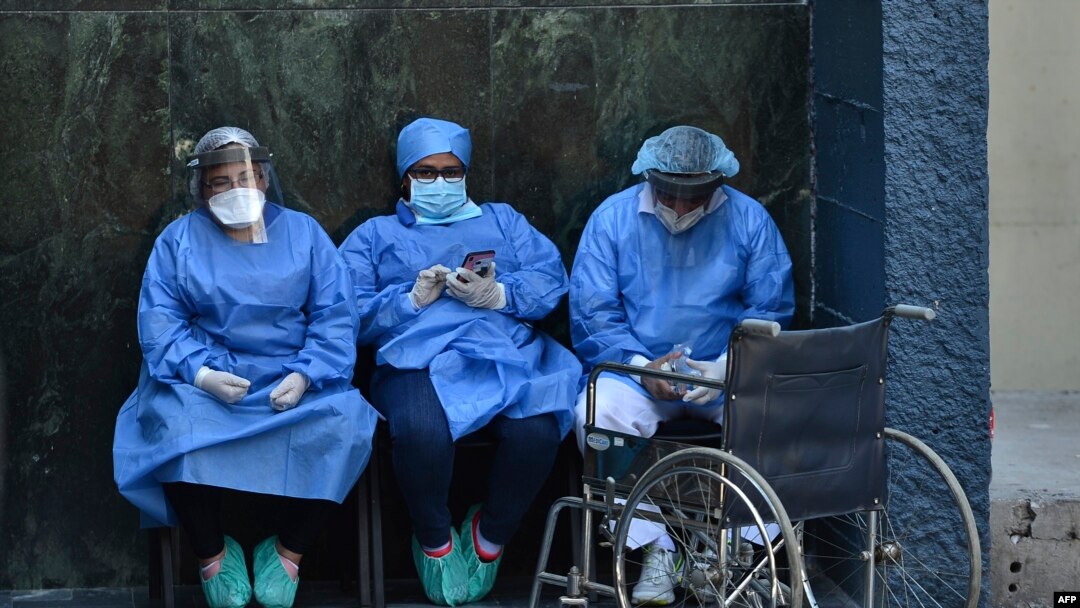 Trabajadores de salud usan mascarillas y protectores faciales contra la propagación del nuevo coronavirus en el Instituto Hondureño de Seguridad en Tegucigalpa, donde un paciente murió el 31 de marzo de 2020.
