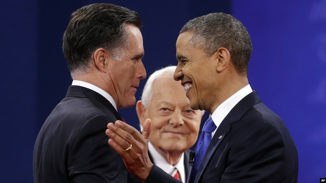 El moderador Bob Schieffer, al centro, observa a los candidatos Mitt Romney y Barack Obama saludarse al comienzo del debate.