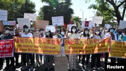 人们聚集在中国驻仰光大使馆外抗议军人政变并要求释放昂山素季。（2021年2月11日）