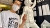 香港行为艺术家与童装店合作 六四晚派特制“烛光有罪”蜡烛悼死难者