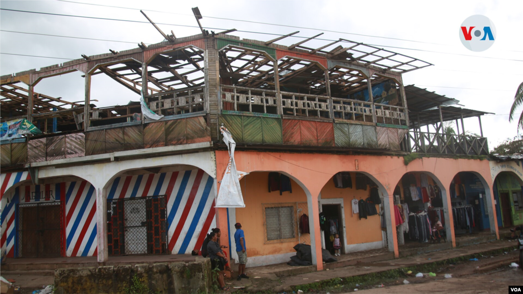 Edificaciones en el centro de la ciudad de Bilwi lucen notablemente dañadas por Eta.